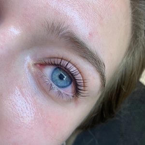 rehaussement de cils en été